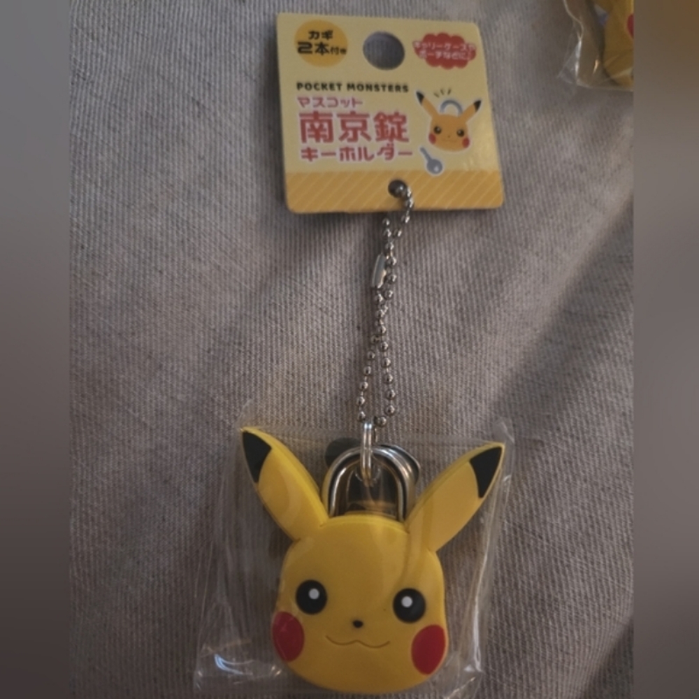 Pokemon Center ( Japan) Exclusive: Pikachu small Lock & Keys